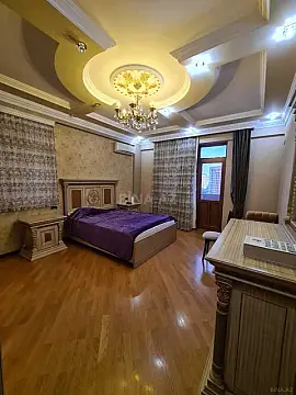 Satılır 5 otaqlı mənzil 245 m²