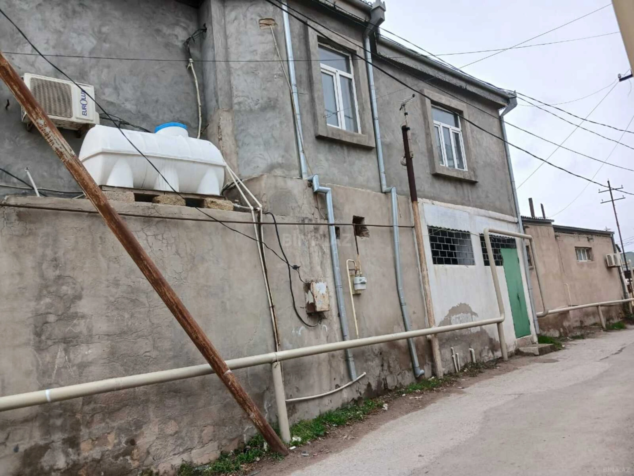 Satılır 5 otaqlı həyət evi 300 m²