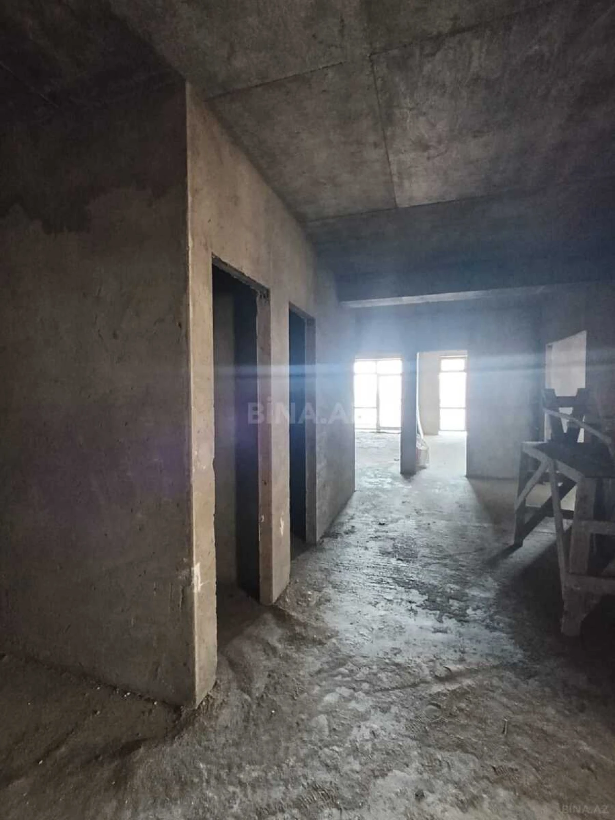 Satılır 4 otaqlı mənzil 216 m²