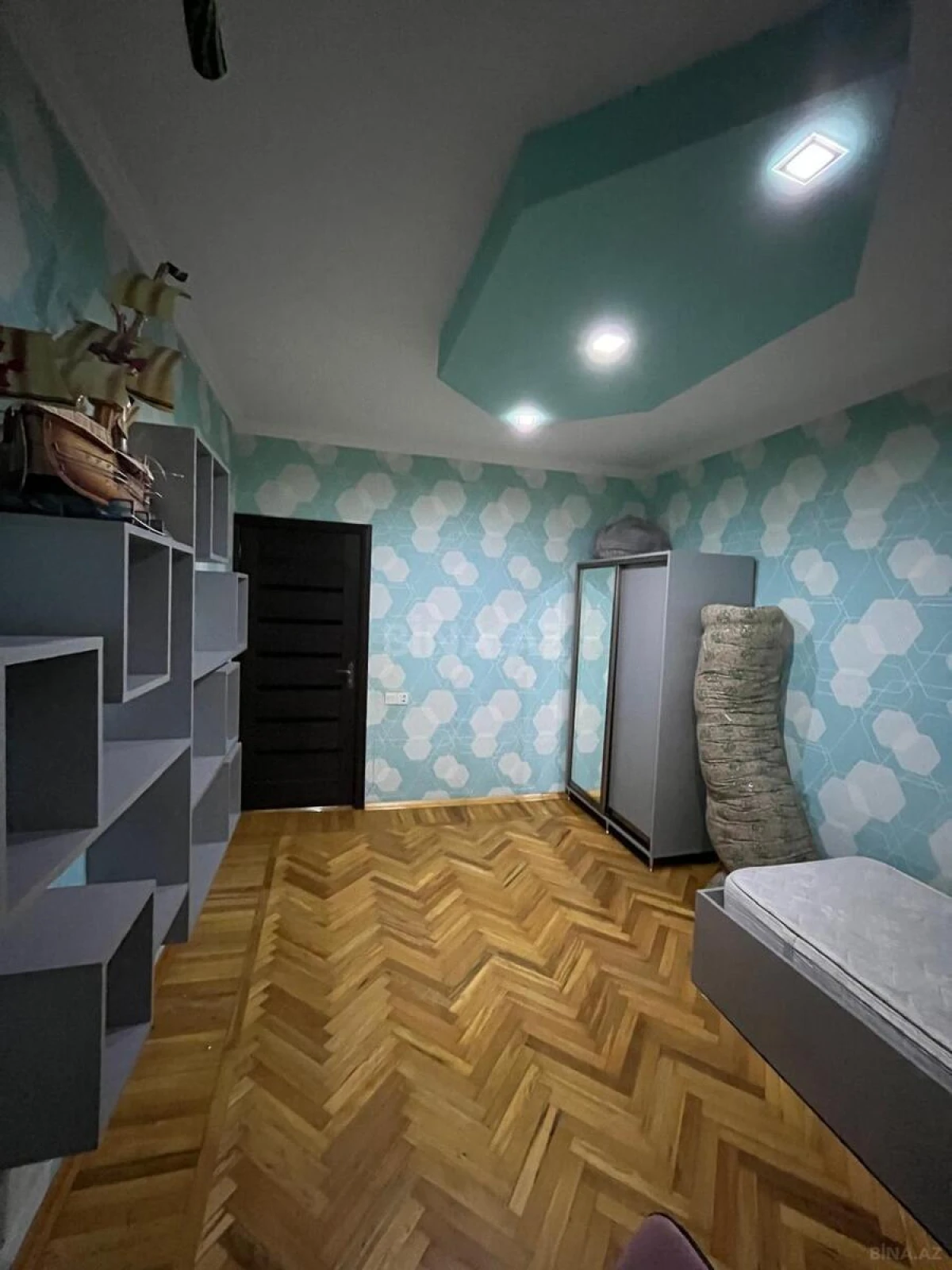 Satılır 5 otaqlı mənzil 200 m²