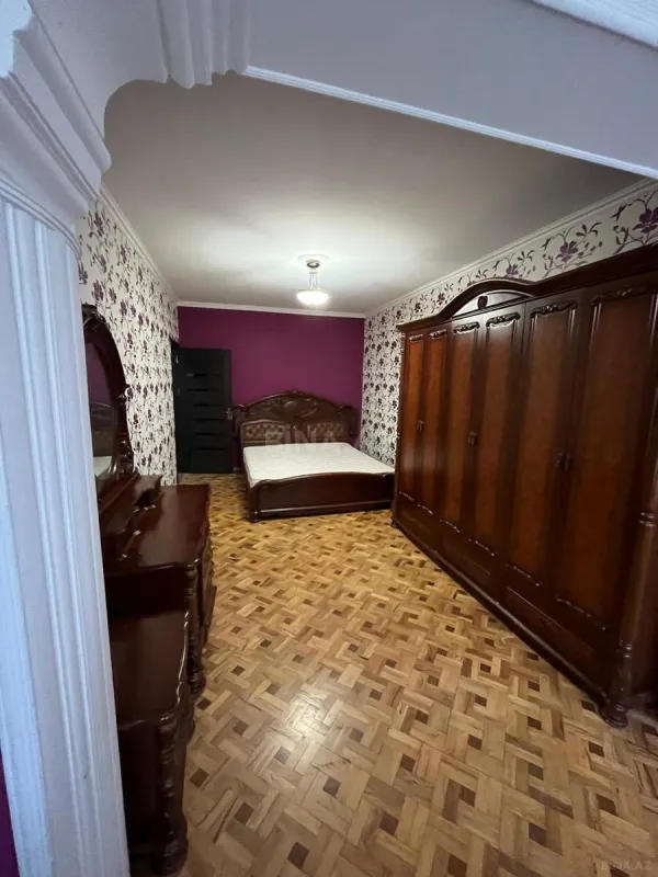 Satılır 5 otaqlı mənzil 200 m²