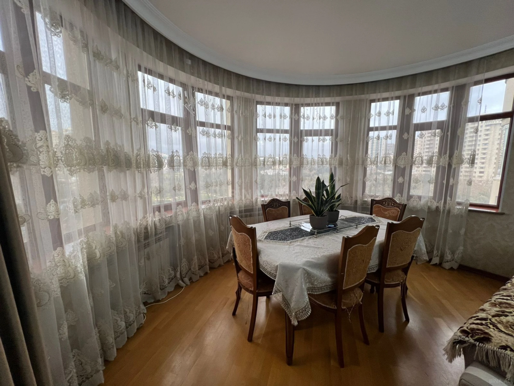 Kirayə verilir 3 otaqlı mənzil 150 m²