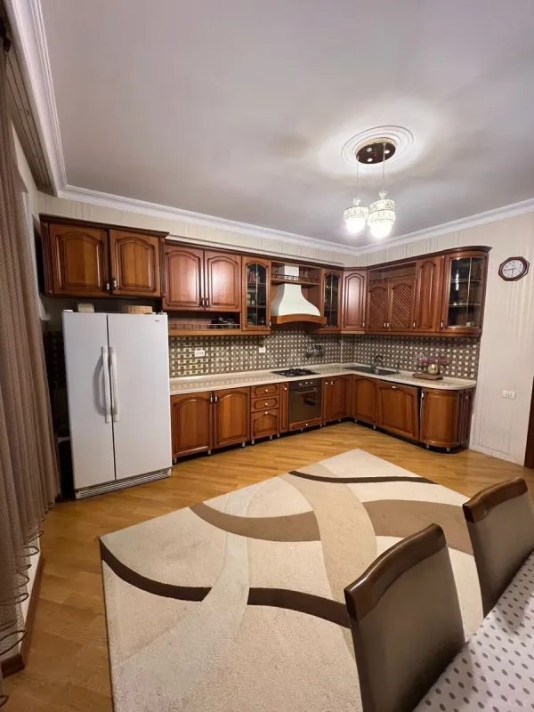 Kirayə verilir 3 otaqlı mənzil 150 m²