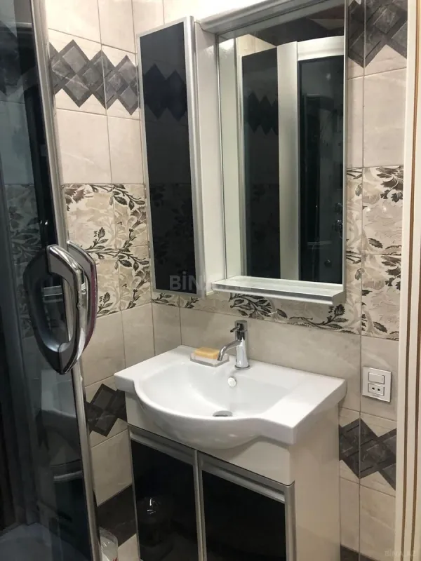 Kirayə verilir 3 otaqlı mənzil 136 m²