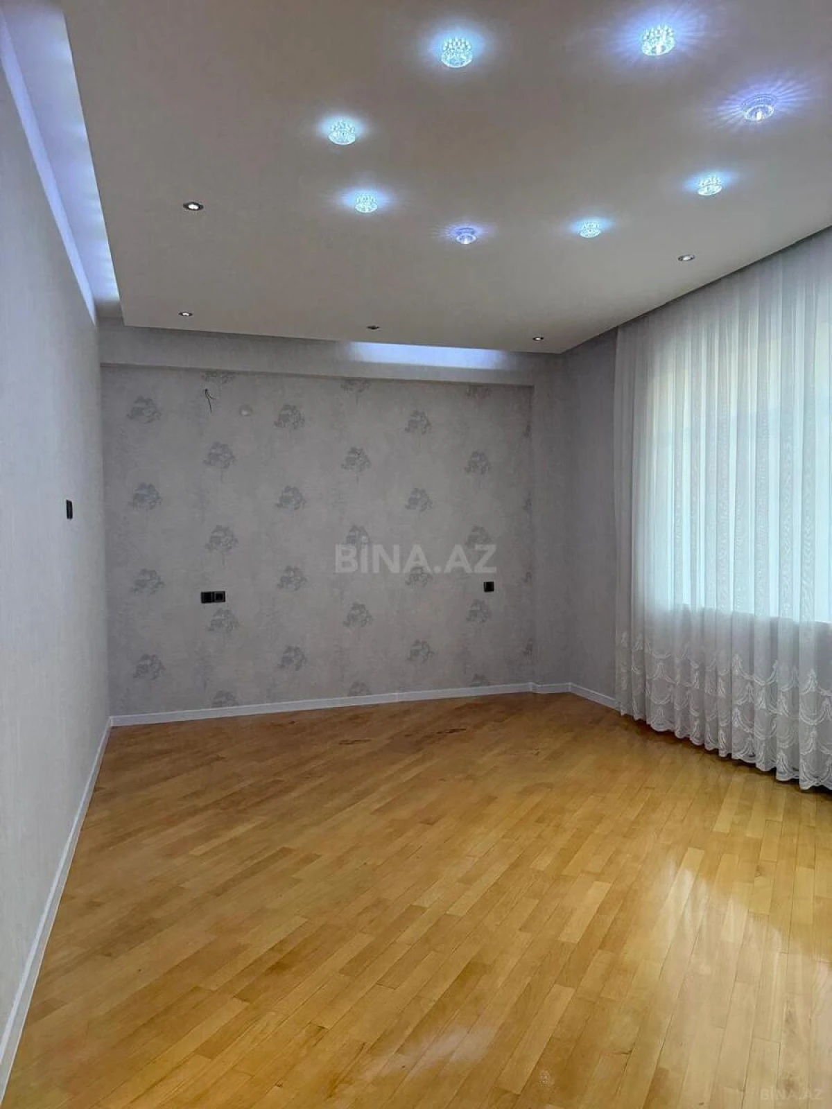 Satılır 3 otaqlı mənzil 121.8 m²