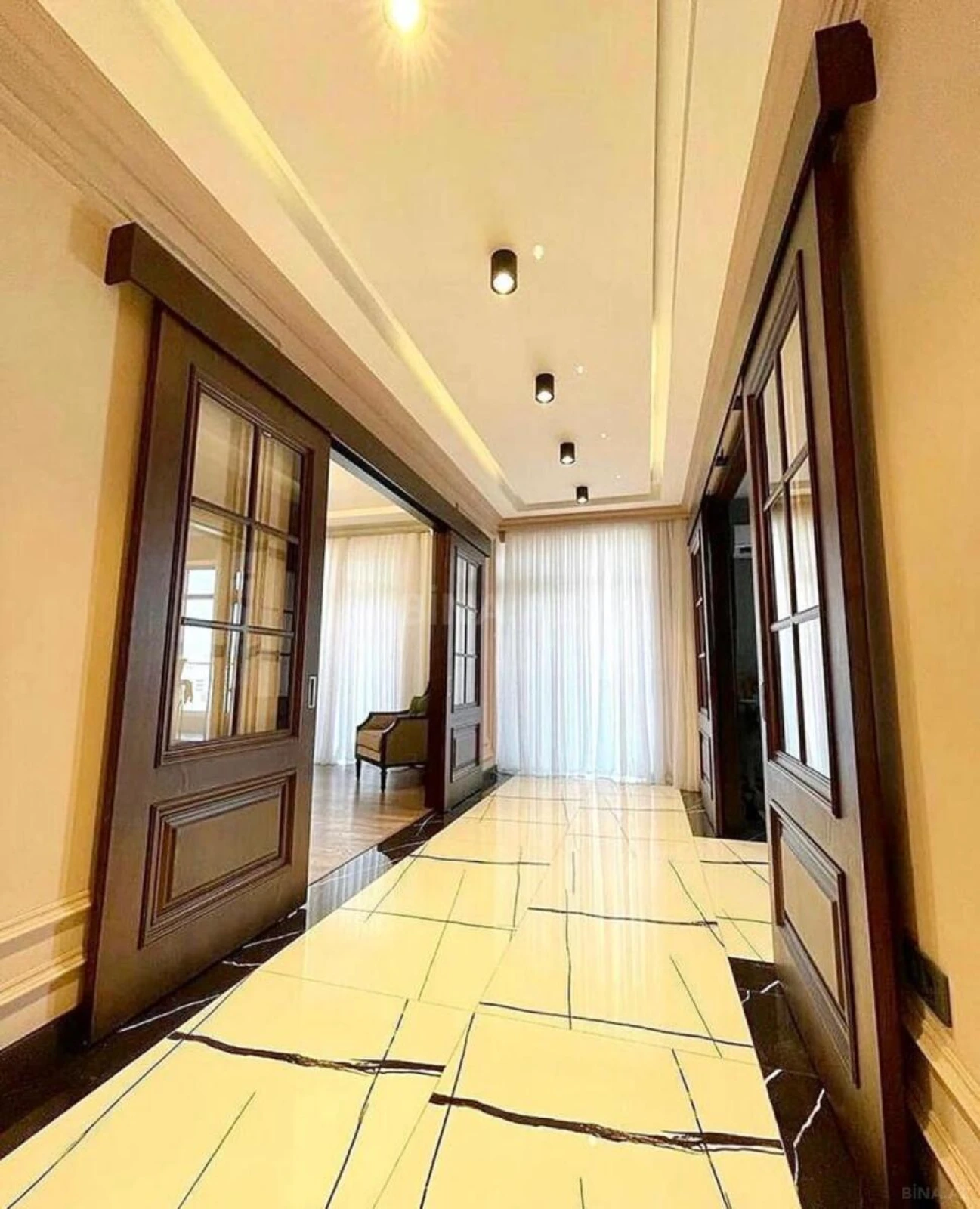 Kirayə verilir 4 otaqlı mənzil 220 m²