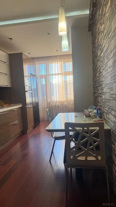 Satılır 4 otaqlı mənzil 178 m²