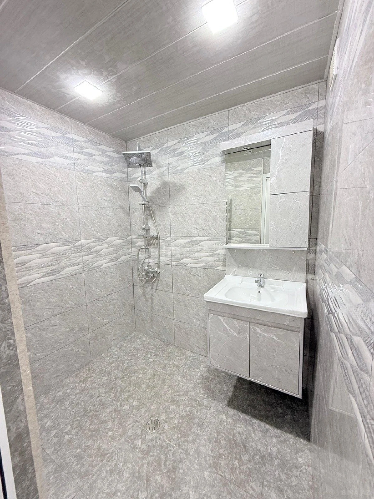 Satılır 2 otaqlı mənzil 73 m²