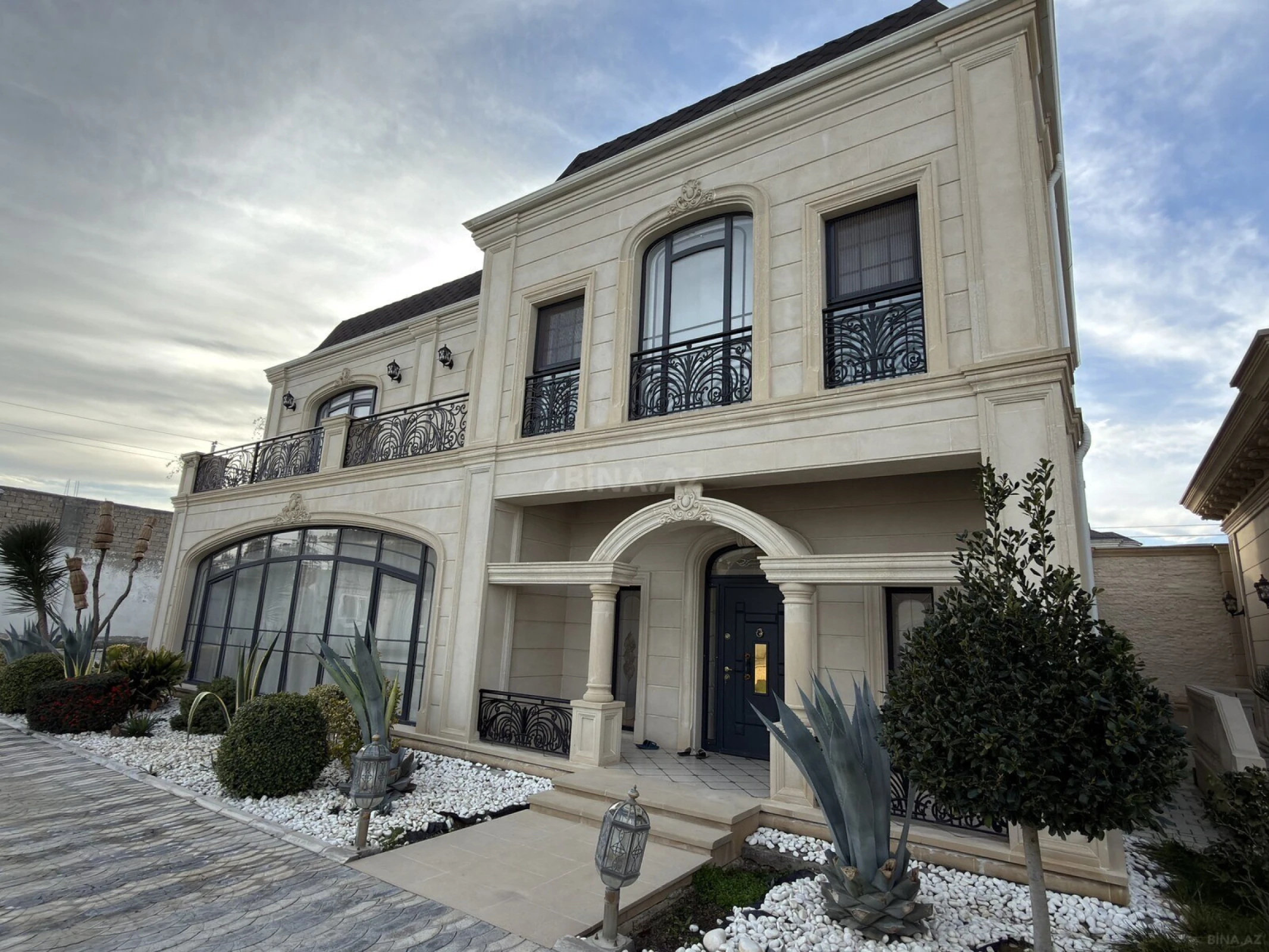 Satılır 20 otaqlı həyət evi 1500 m²