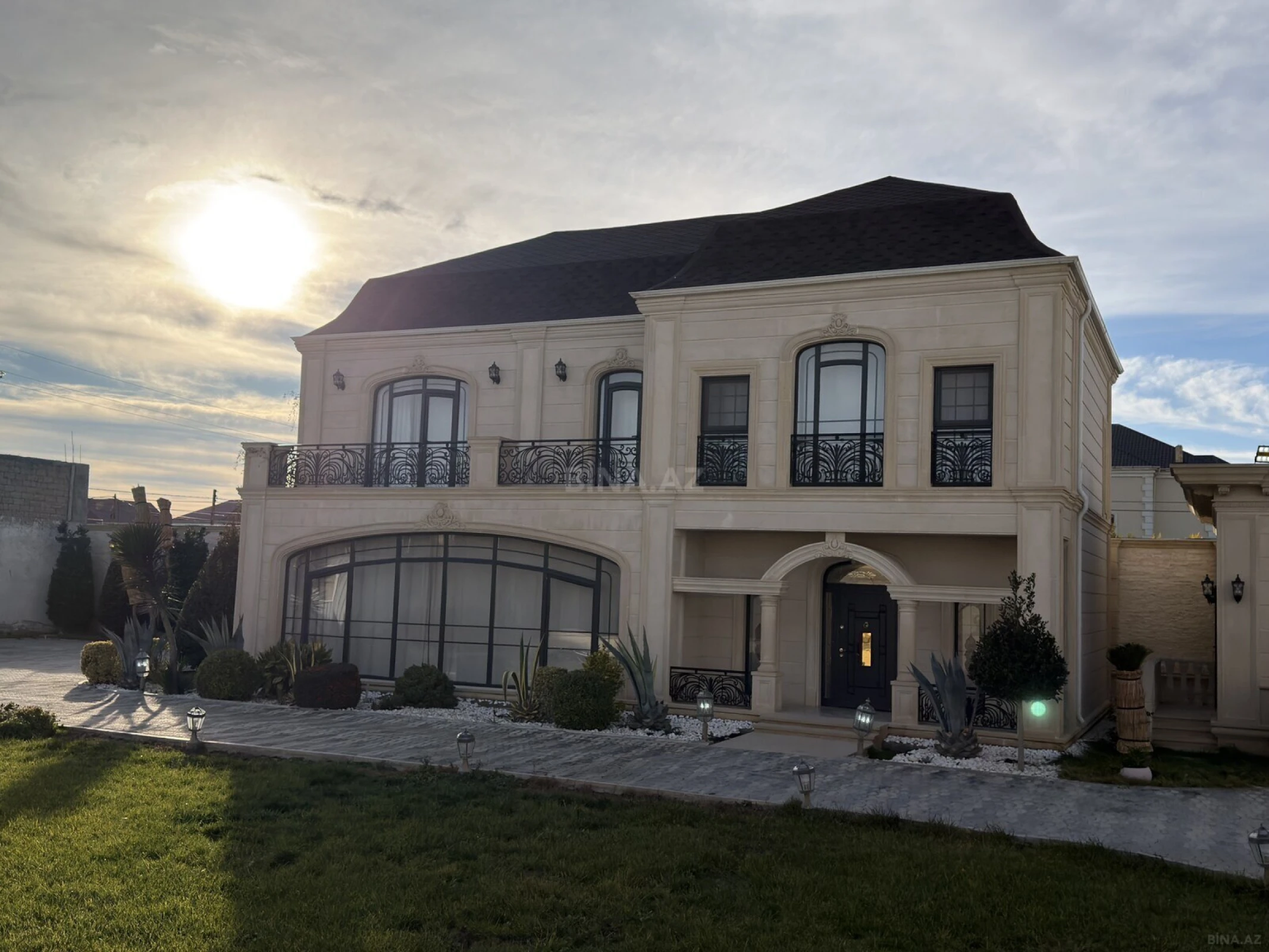 Satılır 20 otaqlı həyət evi 1500 m²