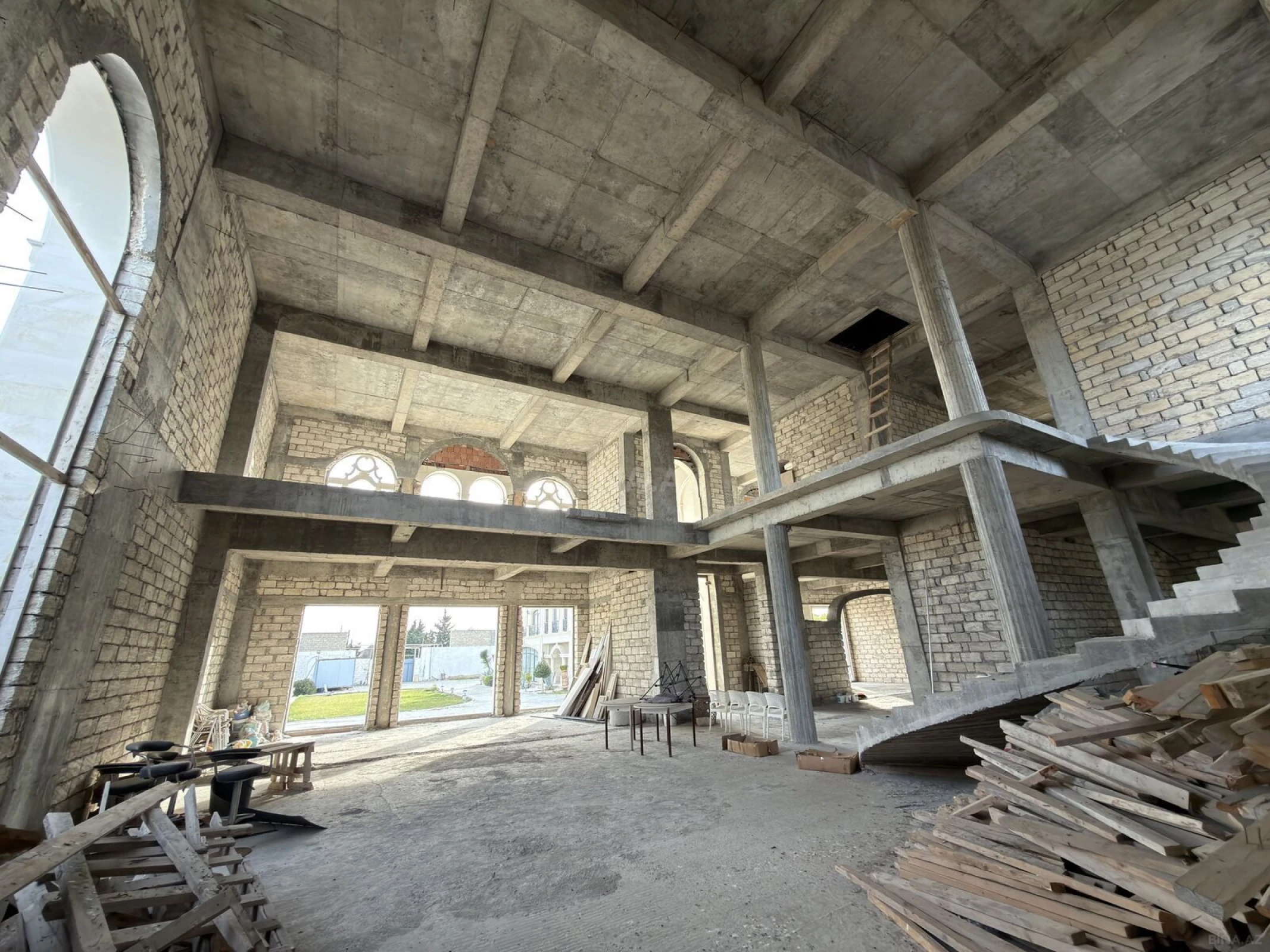 Satılır 20 otaqlı həyət evi 1500 m²