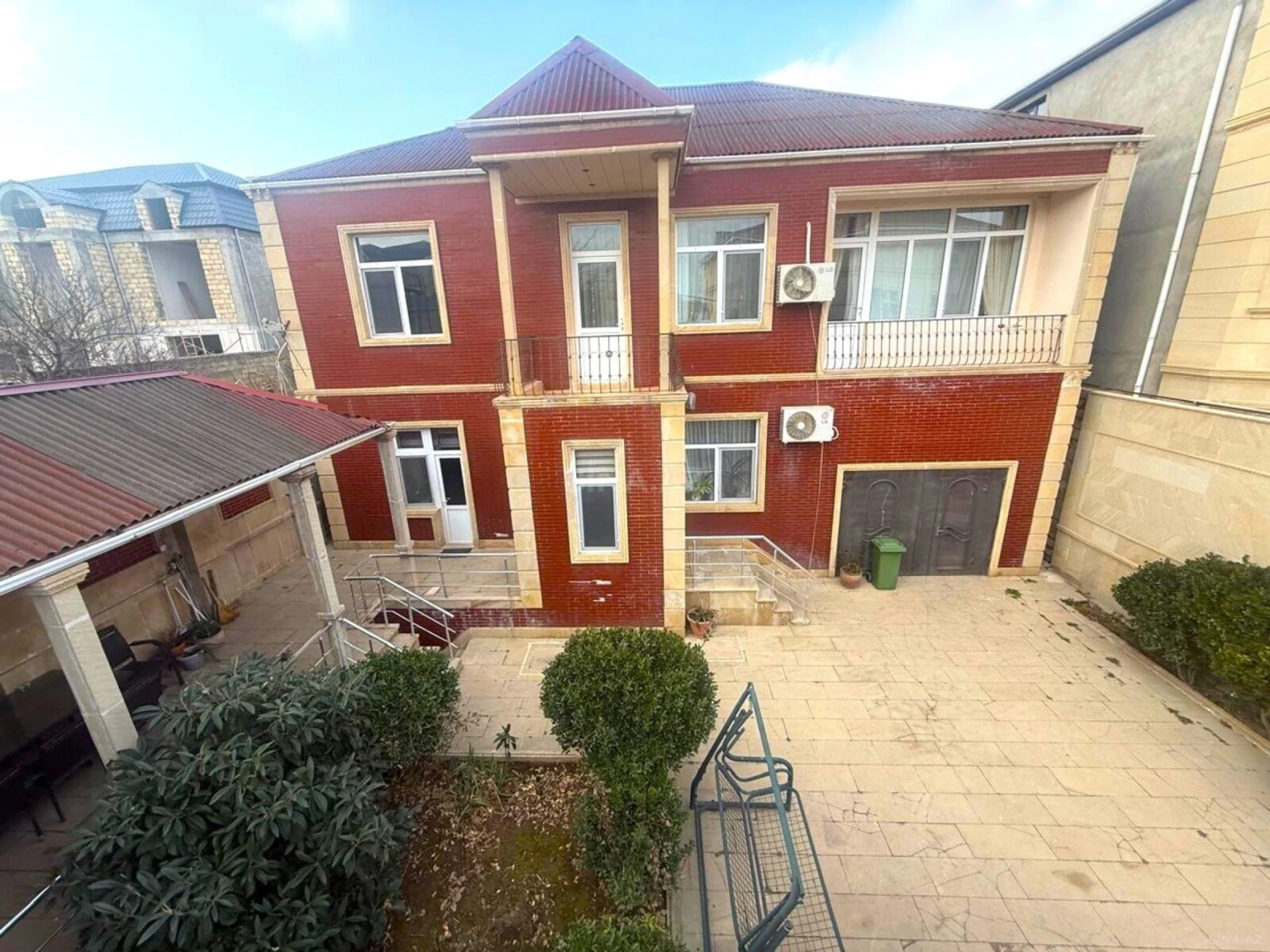 Satılır 6 otaqlı həyət evi 330 m²