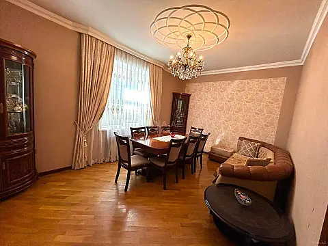 Satılır 6 otaqlı həyət evi 330 m²
