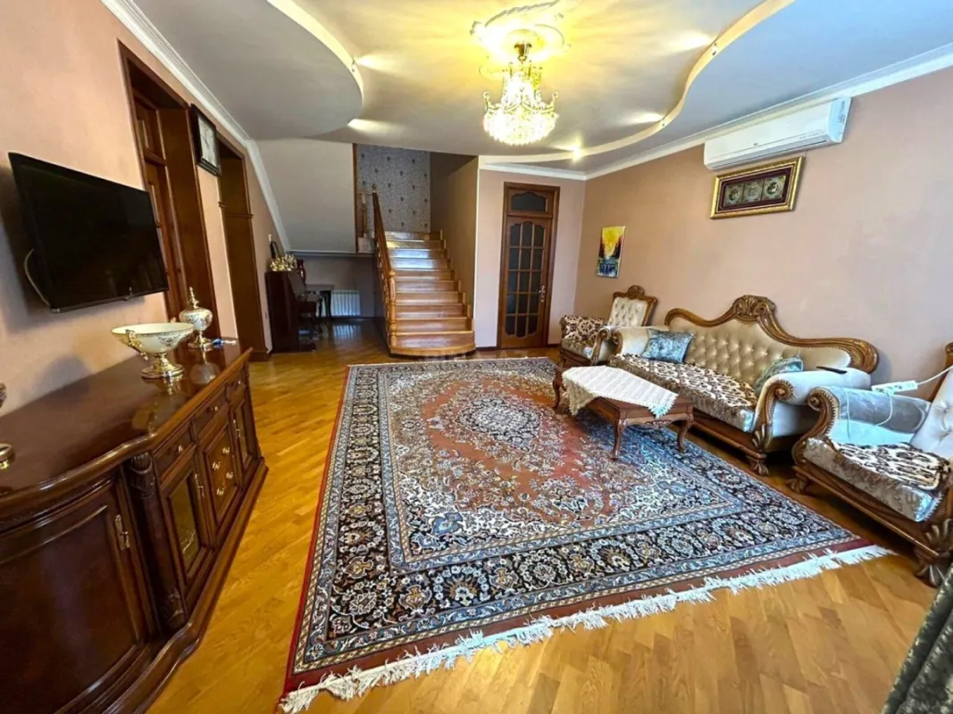 Satılır 6 otaqlı həyət evi 330 m²