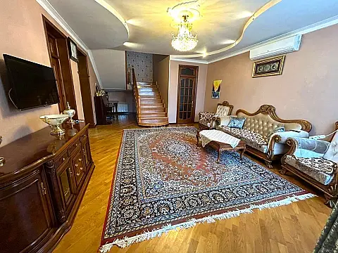 Satılır 6 otaqlı həyət evi 330 m²