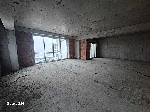 Satılır 3 otaqlı mənzil 136 m²