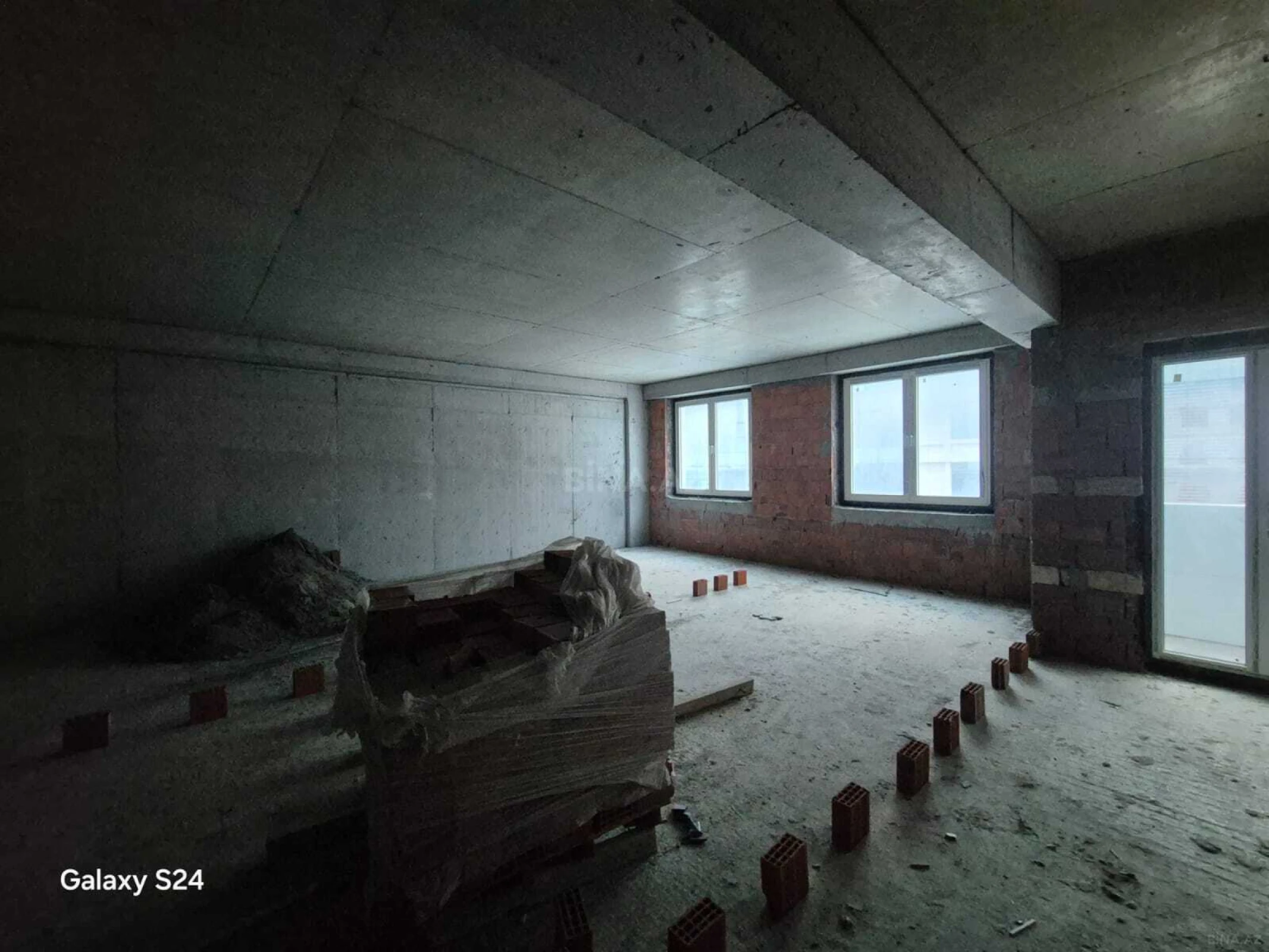 Satılır 3 otaqlı mənzil 136 m²