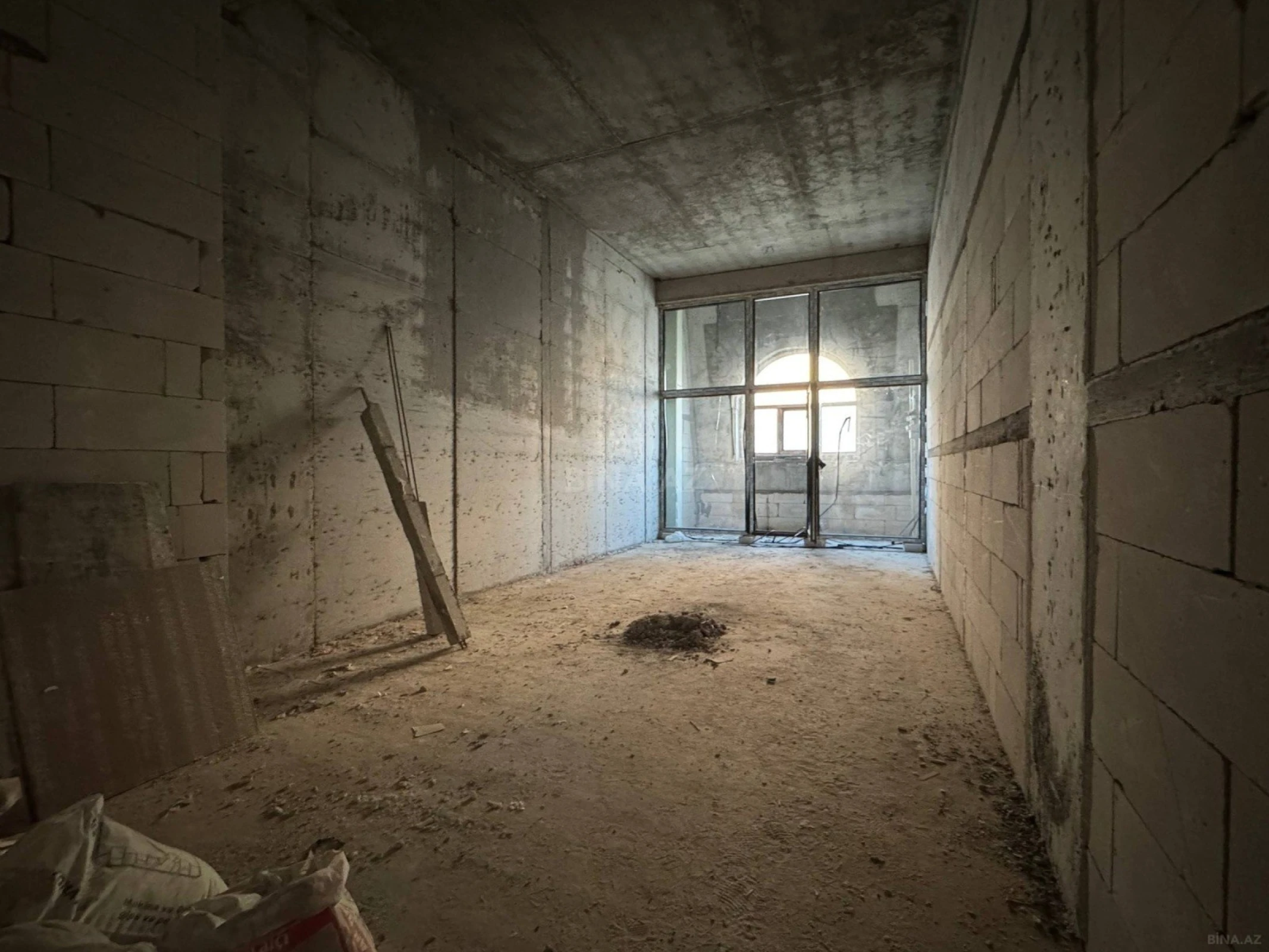 Satılır 1 otaqlı mənzil 102 m²