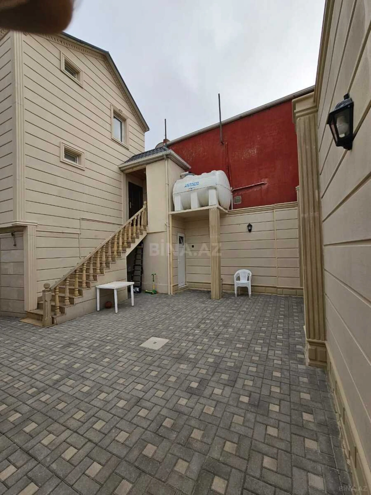 Satılır 9 otaqlı həyət evi 250 m²