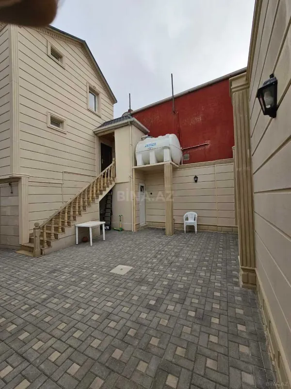 Satılır 9 otaqlı həyət evi 250 m²