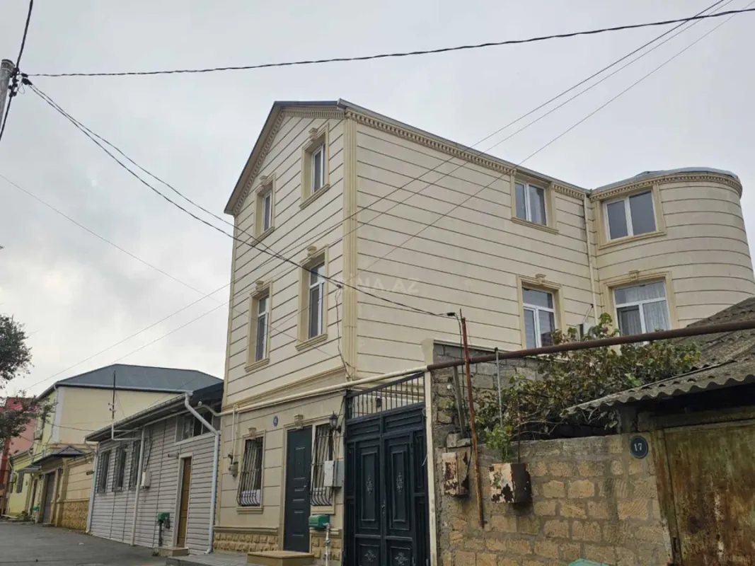 Satılır 9 otaqlı həyət evi 250 m²