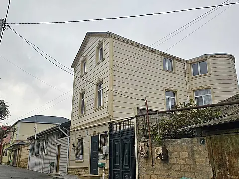 Satılır 9 otaqlı həyət evi 250 m²