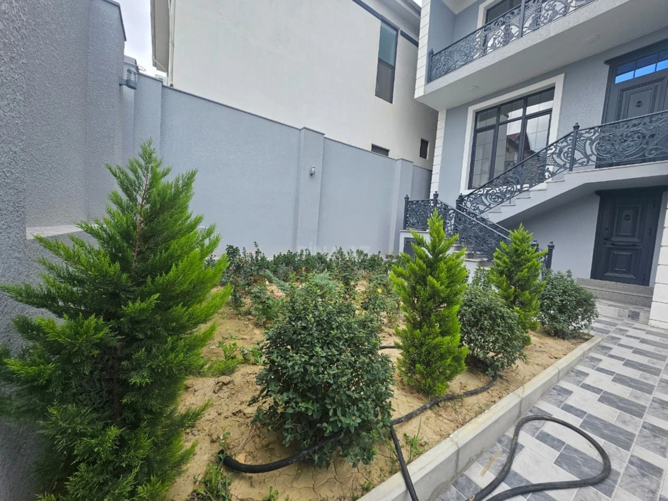 Satılır 4 otaqlı həyət evi 300 m²