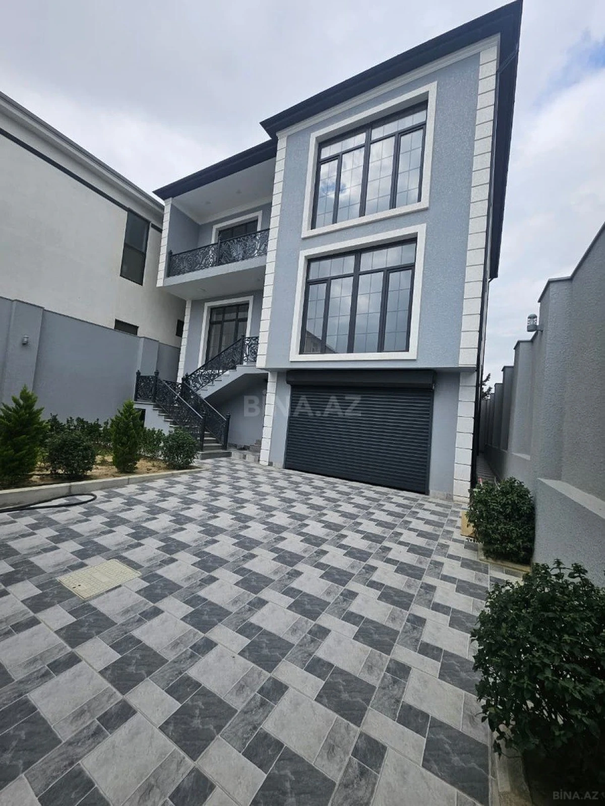 Satılır 4 otaqlı həyət evi 300 m²