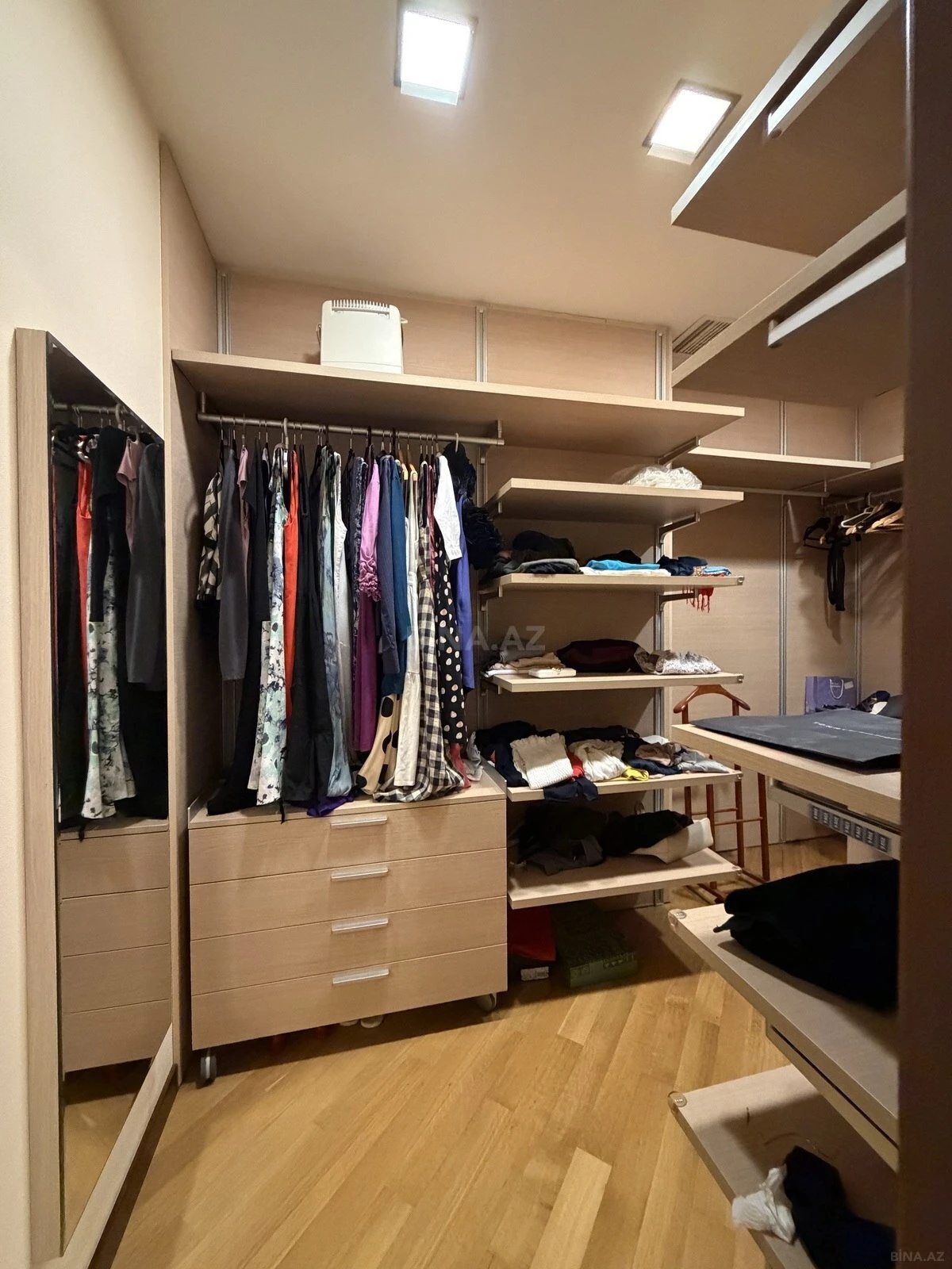 Satılır 5 otaqlı mənzil 300 m²