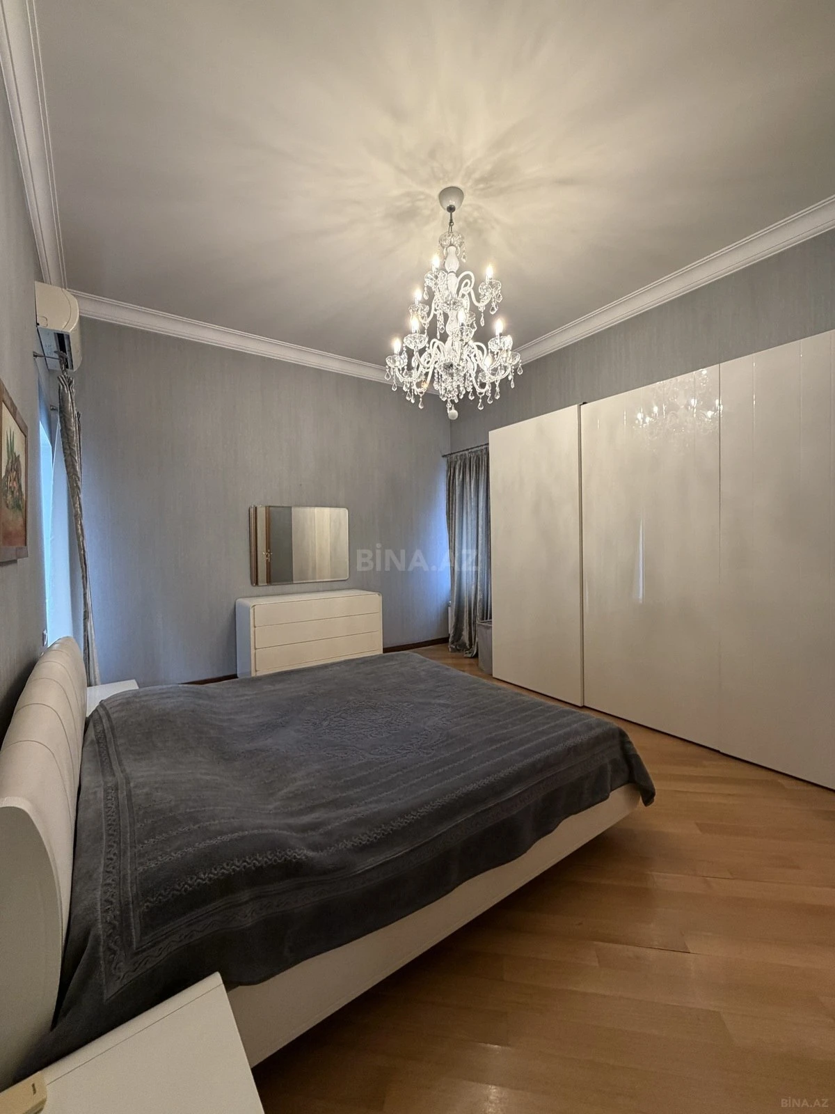 Satılır 5 otaqlı mənzil 300 m²