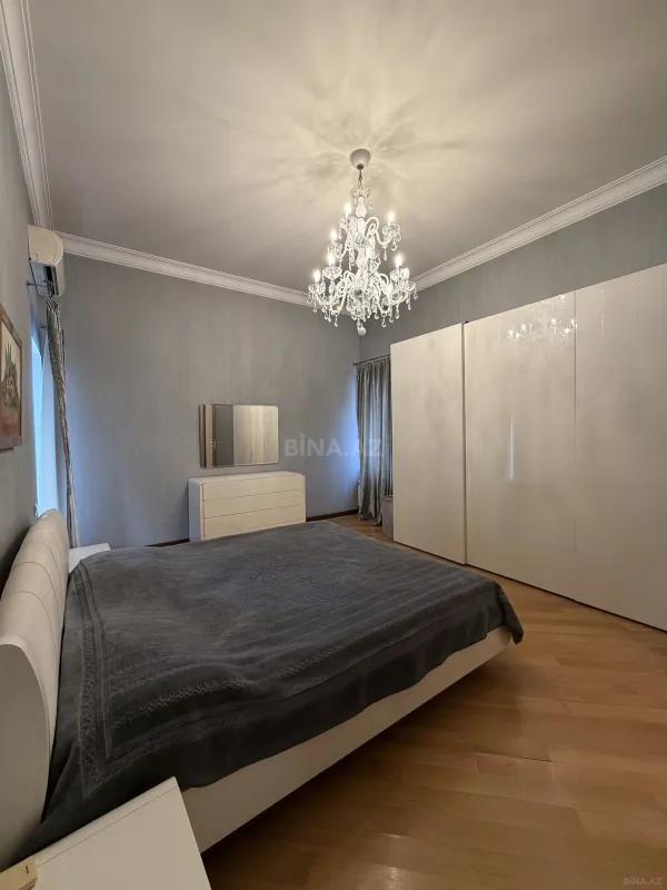 Satılır 5 otaqlı mənzil 300 m²