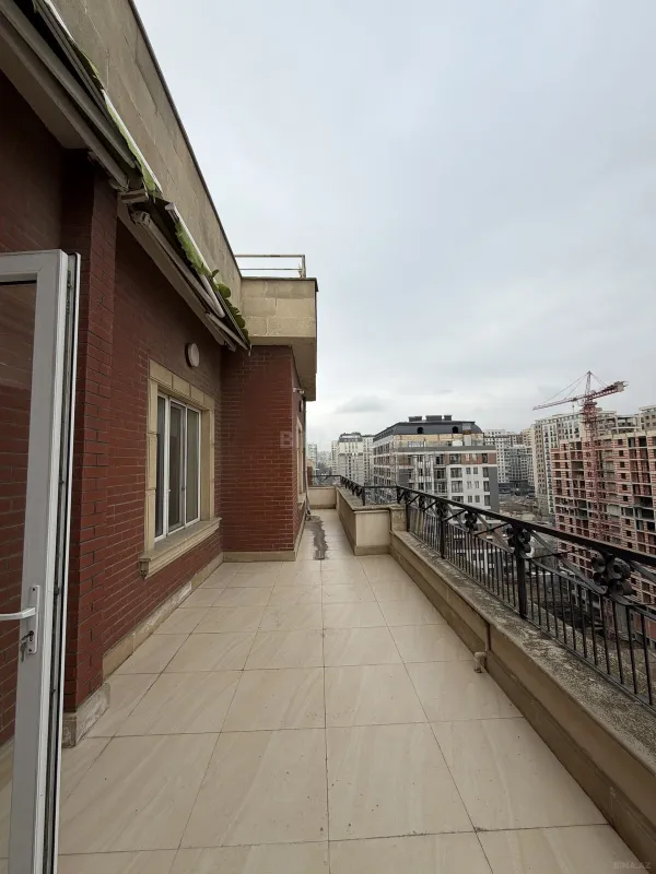 Satılır 5 otaqlı mənzil 300 m²