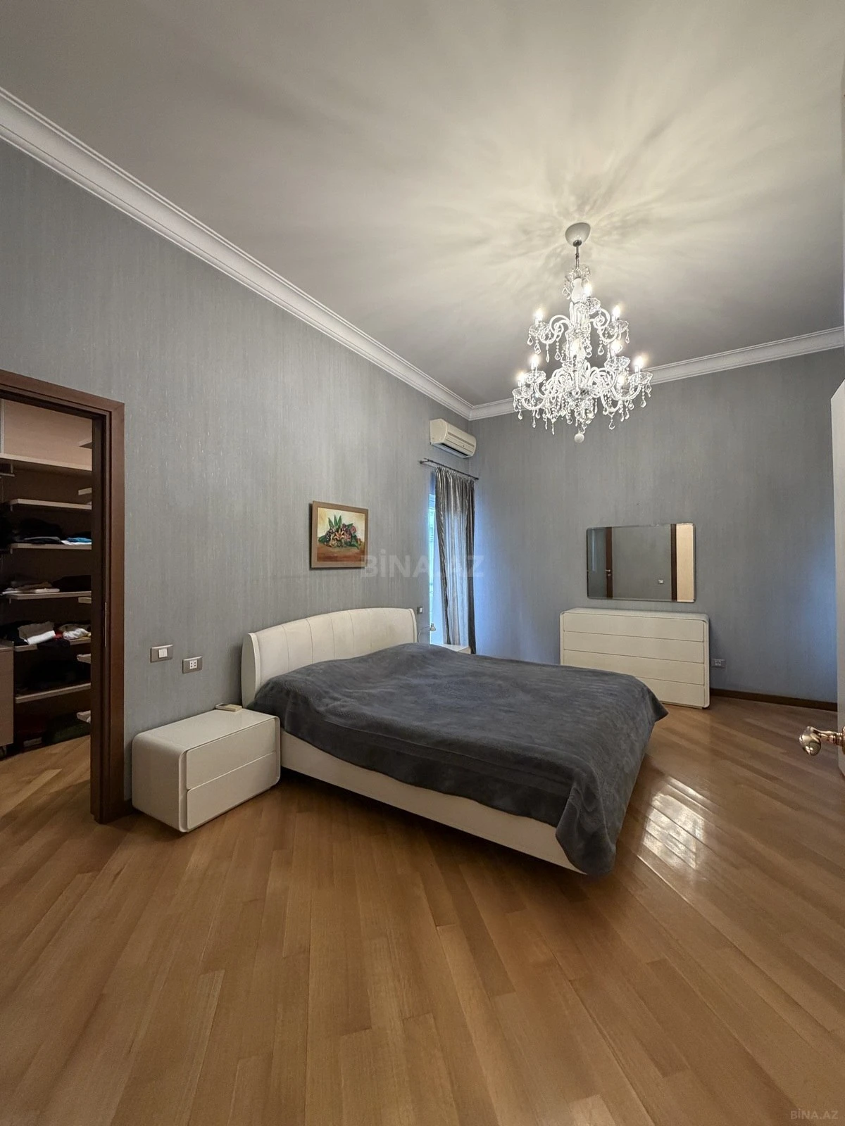 Satılır 5 otaqlı mənzil 300 m²