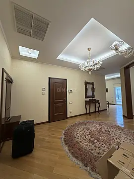 Satılır 5 otaqlı mənzil 300 m²