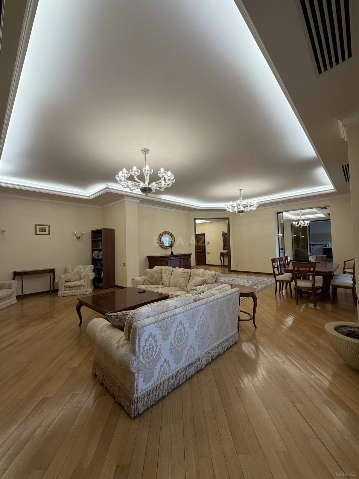 Satılır 5 otaqlı mənzil 300 m²