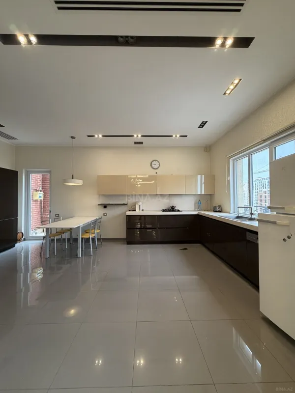 Satılır 5 otaqlı mənzil 300 m²