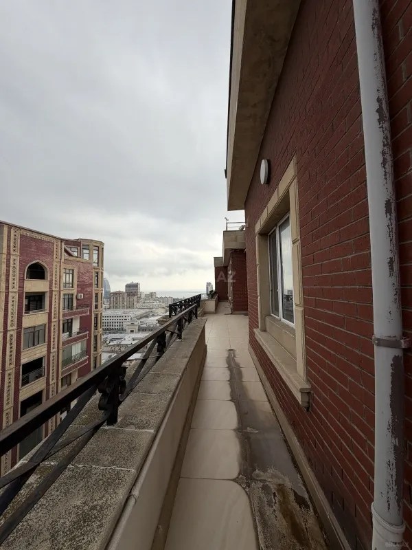 Satılır 5 otaqlı mənzil 300 m²