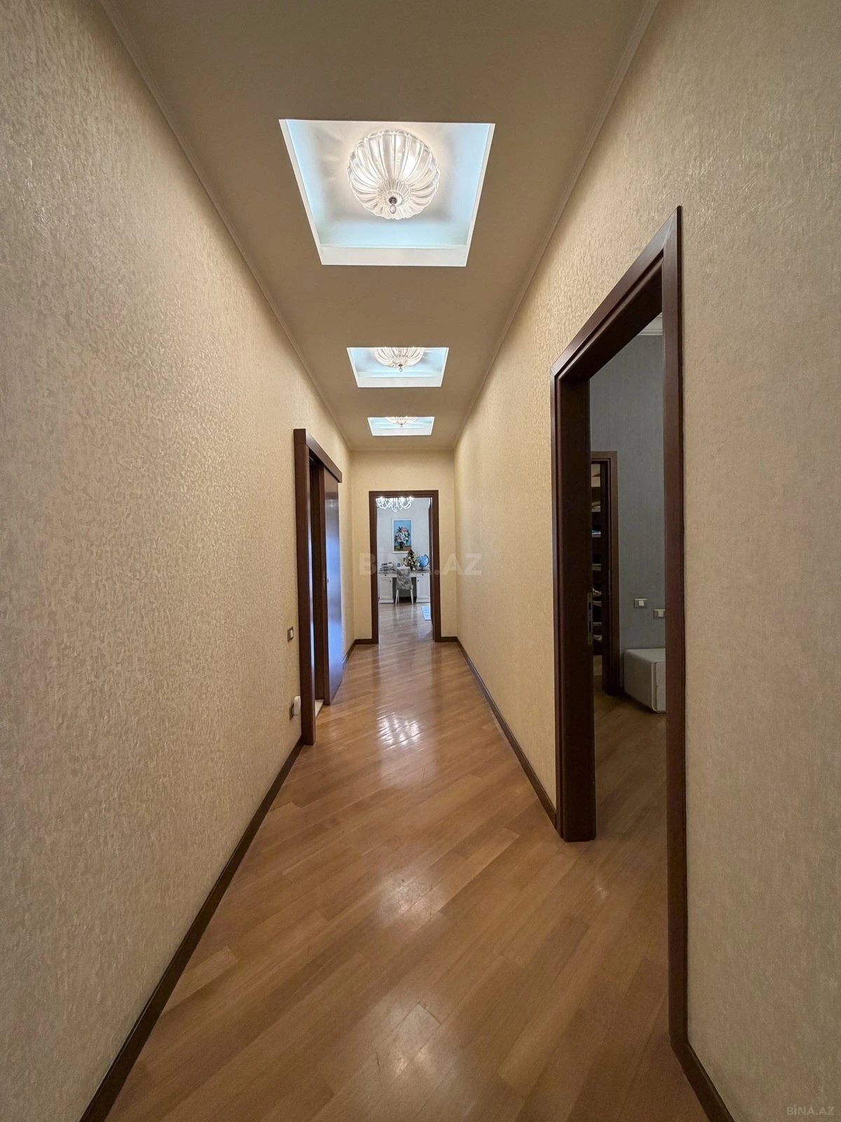 Satılır 5 otaqlı mənzil 300 m²