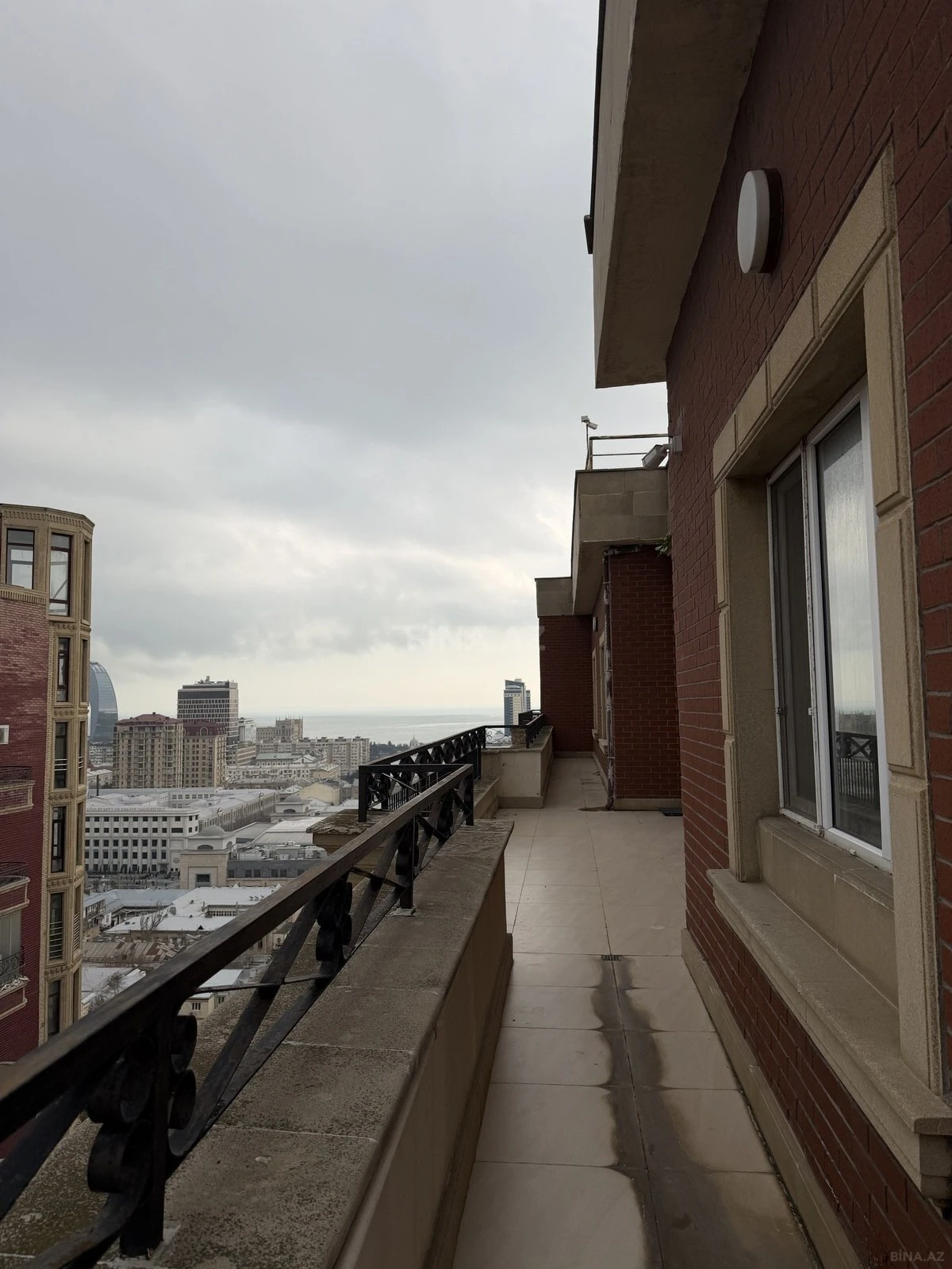 Satılır 5 otaqlı mənzil 300 m²