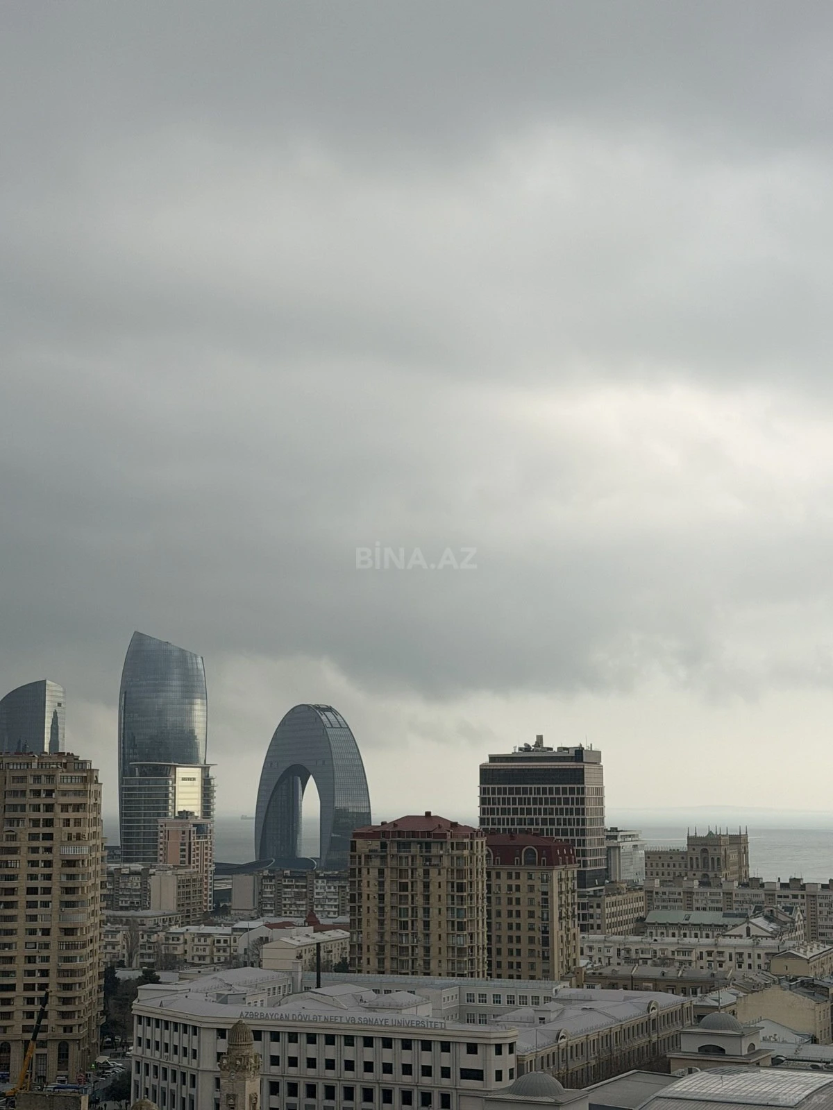 Satılır 5 otaqlı mənzil 300 m²