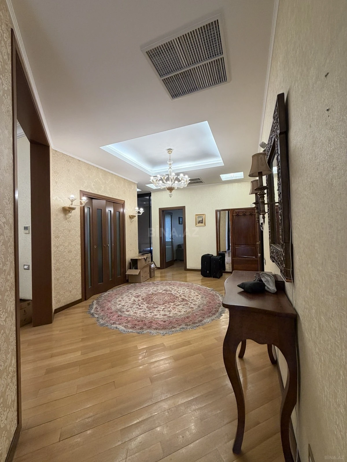Satılır 5 otaqlı mənzil 300 m²