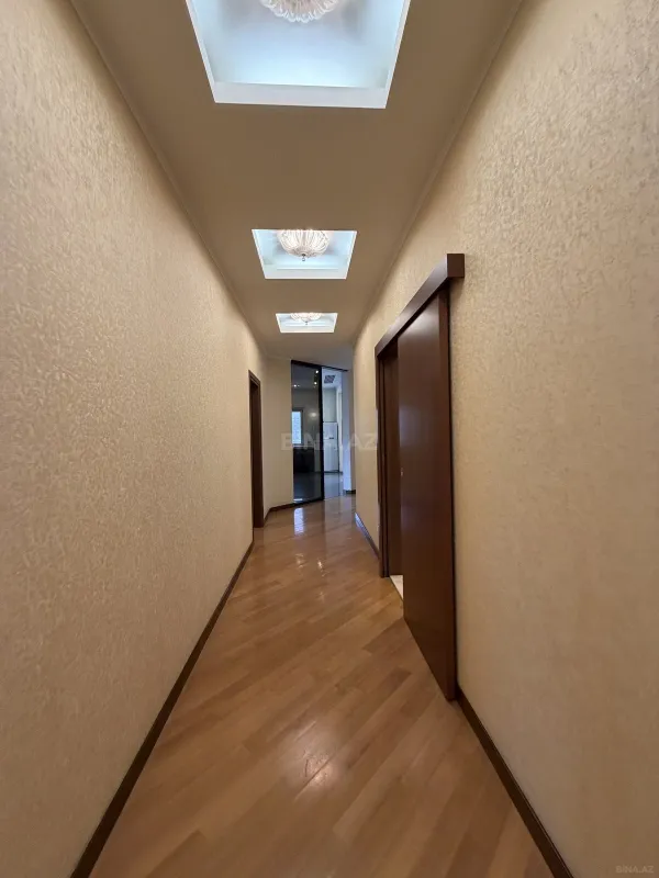 Satılır 5 otaqlı mənzil 300 m²