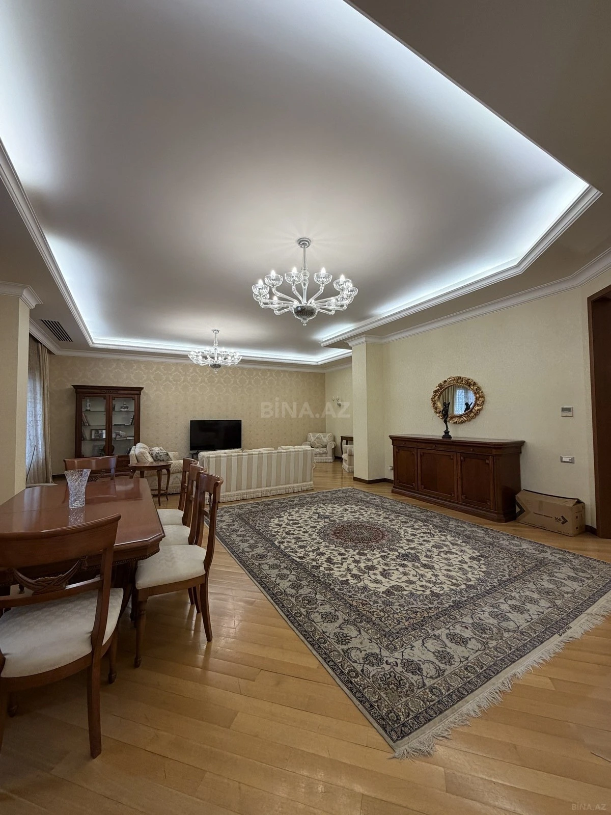 Satılır 5 otaqlı mənzil 300 m²