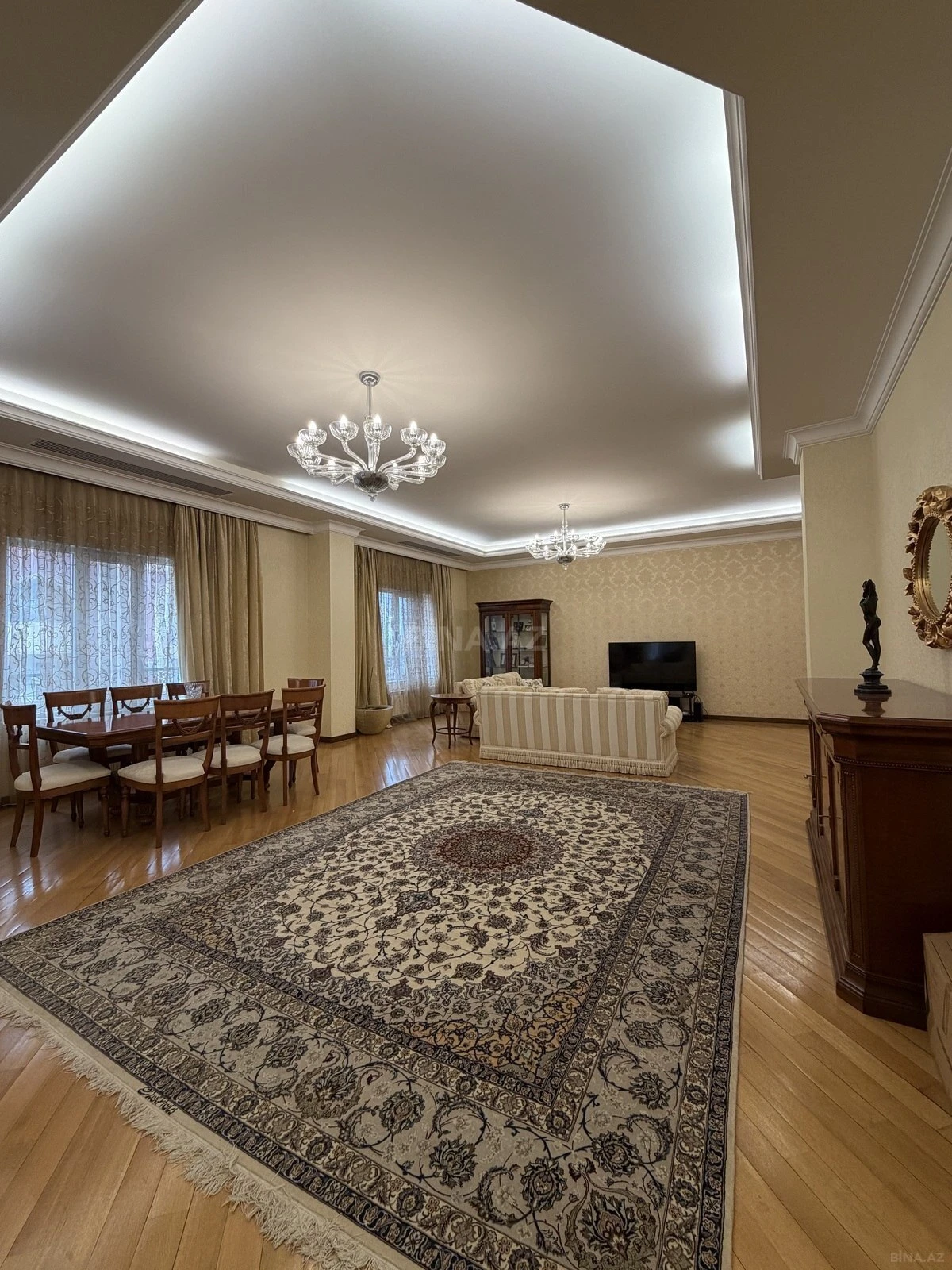 Satılır 5 otaqlı mənzil 300 m²