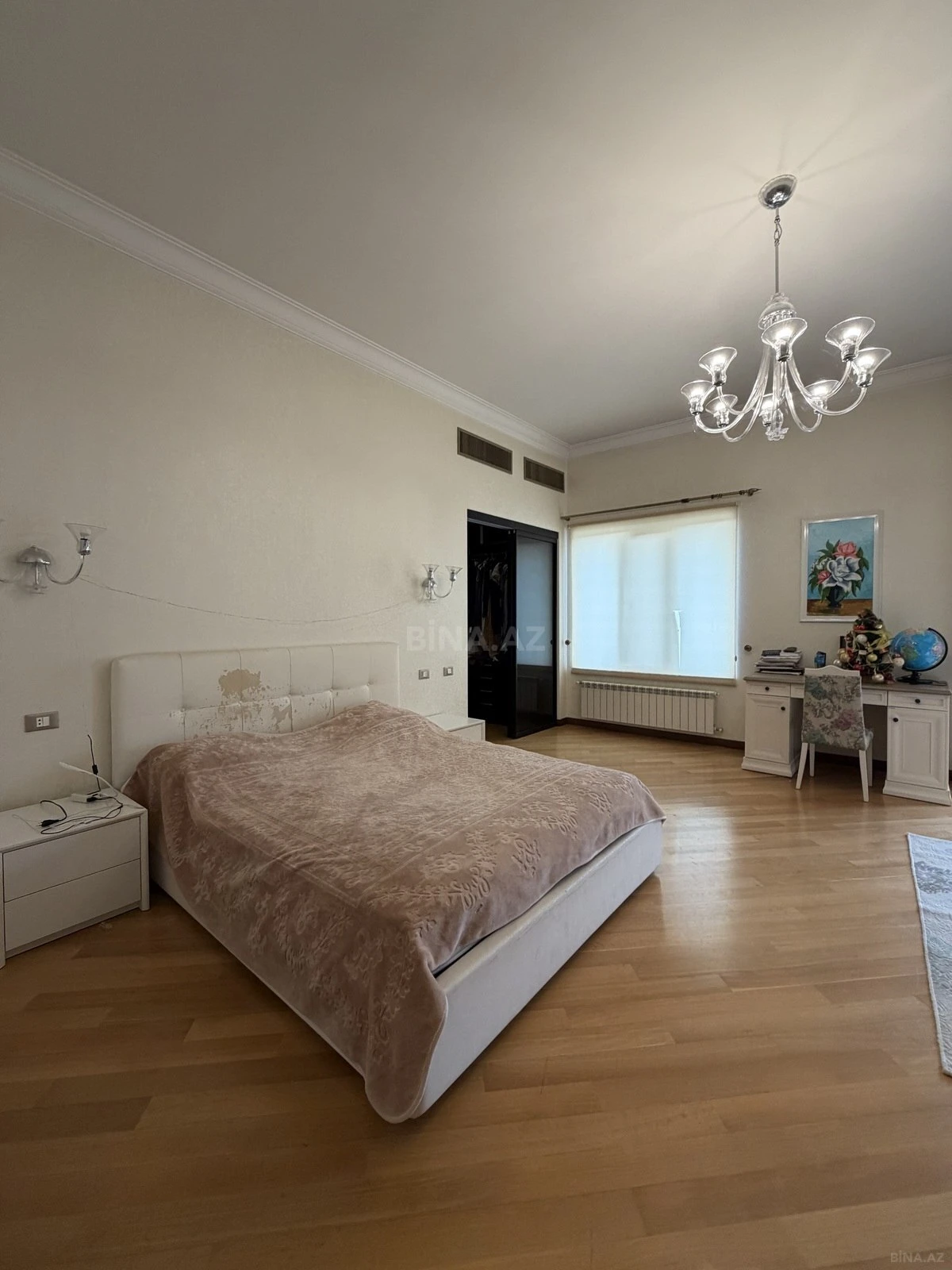 Satılır 5 otaqlı mənzil 300 m²