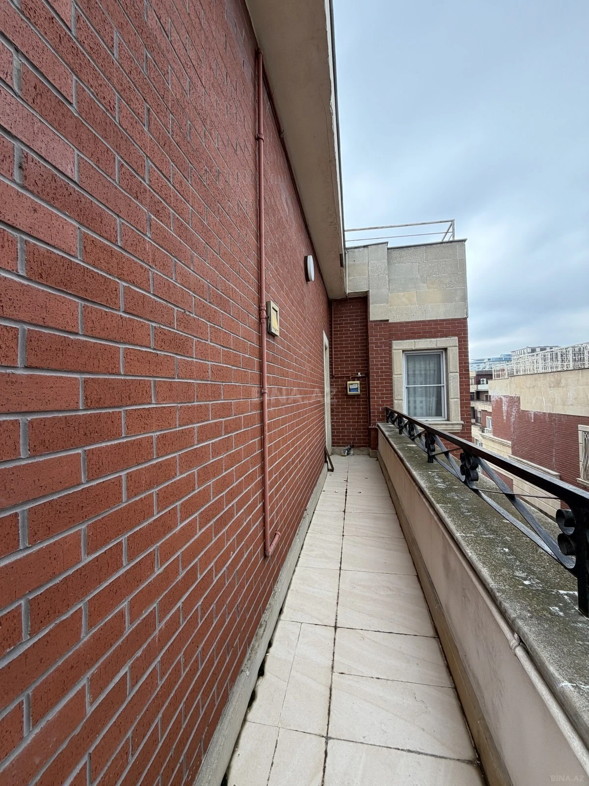 Satılır 5 otaqlı mənzil 300 m²