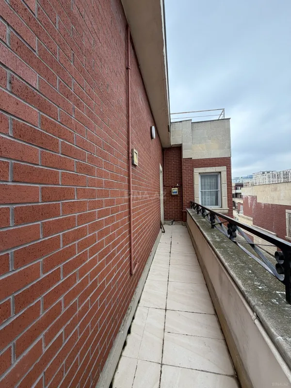 Satılır 5 otaqlı mənzil 300 m²