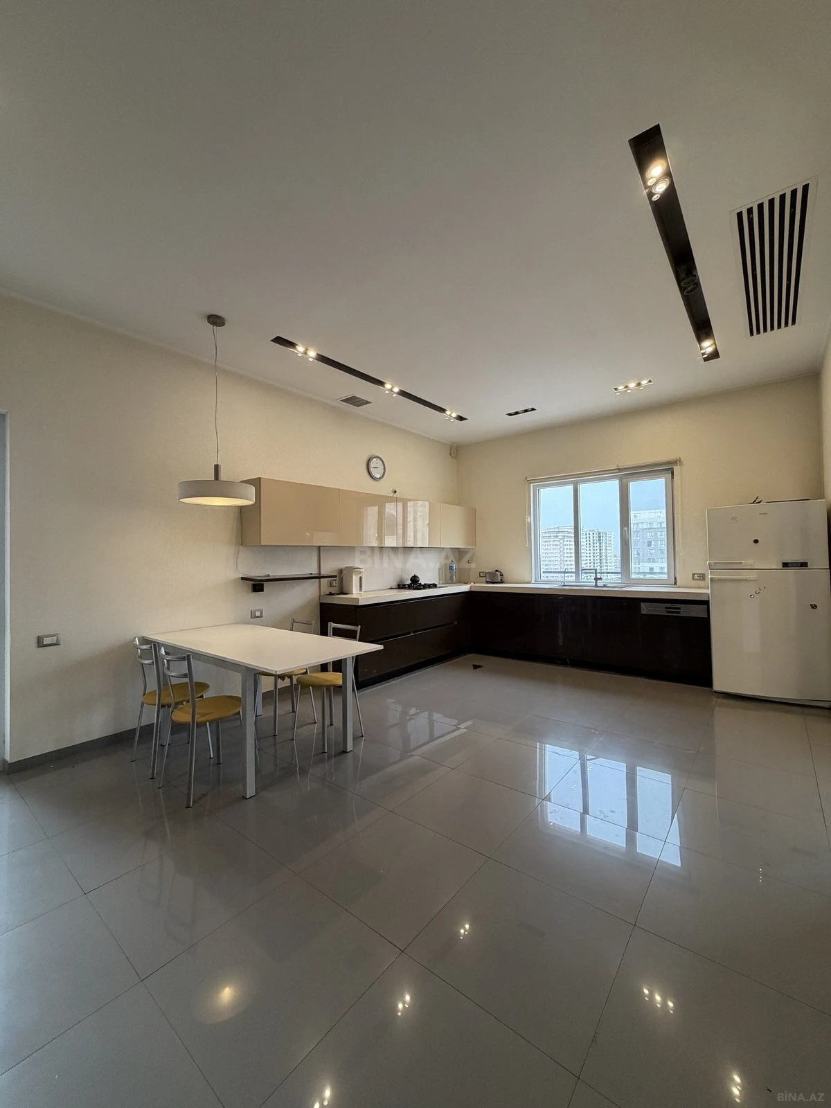 Satılır 5 otaqlı mənzil 300 m²