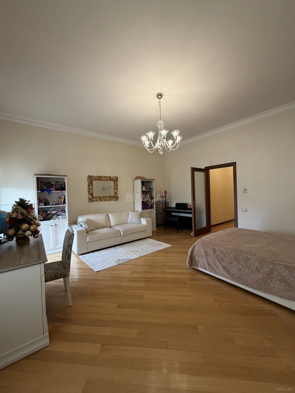Satılır 5 otaqlı mənzil 300 m²