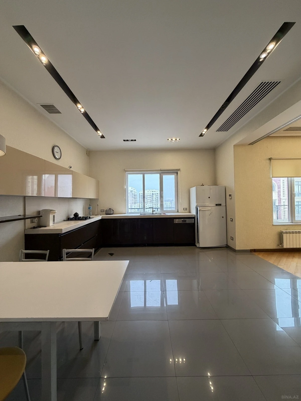 Satılır 5 otaqlı mənzil 300 m²
